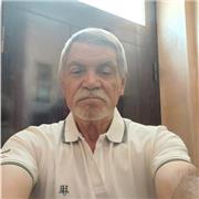 Insegnante in pensione. Laureato in chimica